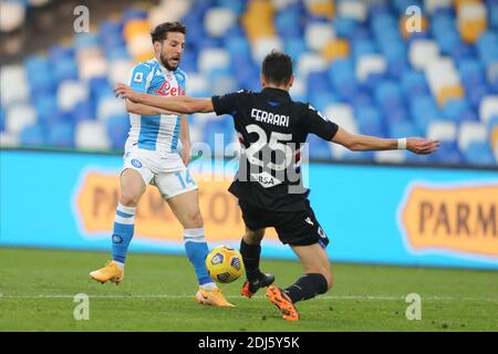 L'attaquant belge de SSC Napoli sèche les défis de Mertens (L) pour le Ballon avec le défenseur italien Alex Ferrari de Sampdoria pendant la série Un match de football SSC Napoli vs UC Sampdoria Banque D'Images