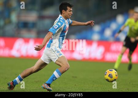 Le buteur mexicain de SSC Napoli Hirving Lozano contrôle le ballon pendant The Serie A football Match SSC Napoli vs UC Sampdoria Banque D'Images