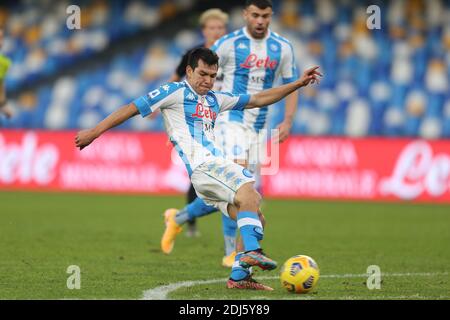 Le buteur mexicain de SSC Napoli Hirving Lozano contrôle le ballon pendant The Serie A football Match SSC Napoli vs UC Sampdoria Banque D'Images