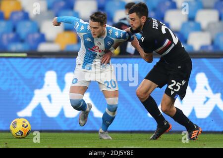 Le milieu de terrain polonais de SSC Napoli Piotr Zielinski (L) défis pour le Ballon avec le défenseur italien Alex Ferrari de Sampdoria pendant la série Un match de football SSC Napoli vs UC Sampdoria Banque D'Images