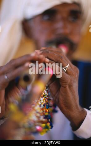 Musique soufi dans la vallée de l'Indus / joueur d'Alghoza à Sindh, Pakistan Banque D'Images