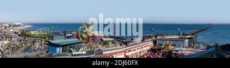 SOUTHEND-ON-SEA, ESSEX, Royaume-Uni - 11 MAI 2008 : vue panoramique de Southend Pier et du parc d'attractions Adventure Island Banque D'Images