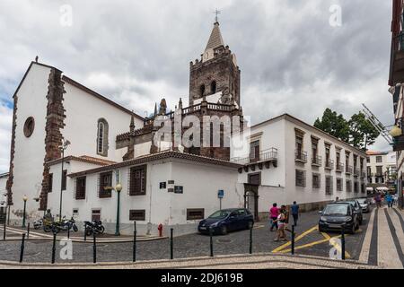 Vue sur la cathédrale du centre-ville de Funchal, l'île de Madère, Portugal Banque D'Images