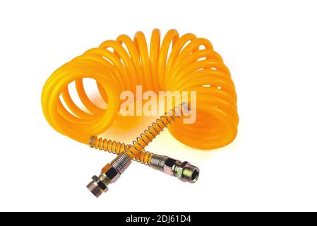 flexible pneumatique d'un camion pour fournir de l'air comprimé d'un tracteur à une remorque, accessoires de voiture, pièces de voiture, couleur jaune fond blanc close-u Banque D'Images