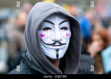 Manchester Sam 12 décembre 2020. Manifestation contre les restrictions de la liberté/lutte contre la COVID-19, Piccadilly Gardens. Homme portant Guy Fawkes ou masque anonyme avec capuche Banque D'Images