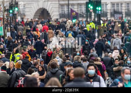 12 décembre 2020. Londres, Royaume-Uni. Les clients de Regent Street le samedi après-midi sont très occupés. Londres est actuellement soumise aux restrictions Covid de niveau 2 et pourrait être confrontée à la catégorie 3, le taux de cas Covid-19 ayant été le plus élevé au Royaume-Uni. Photo de Ray Tang Banque D'Images