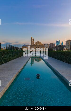 Coucher de soleil dans l'un des parcs de Bakou Banque D'Images