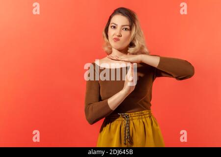 J'ai besoin de temps à l'extérieur !Portrait de la jeune femme bouleversée veut prendre un repos ou faire une pause et montrer un geste de temps à l'extérieur et demander la pause. stu. Intérieur Banque D'Images