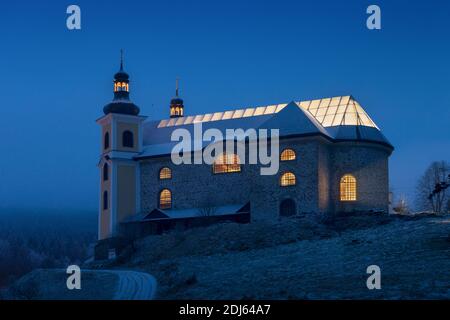 Église baroque de l'Assomption de la Vierge Marie à Neratov construite entre 1723 et 1733. L'église a un toit unique en verre en forme de Banque D'Images