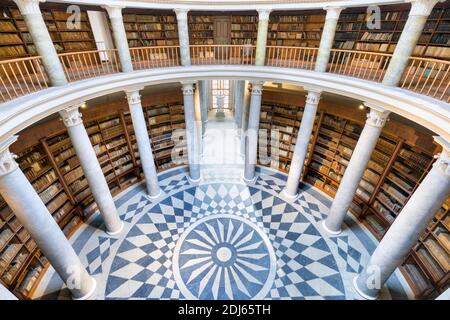 Château Kacina, Empire Château près de Kutna Hora, Bohême, République Tchèque. Vue panoramique à l'intérieur d'une grande VIEILLE bibliothèque publique avec de nombreux livres. Banque D'Images