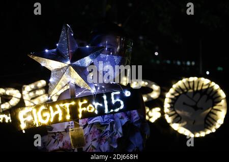 Les activistes du climat ont allumé des bougies et tenu des banderoles d'éclairage à LED le 11 décembre 2020. Cette activité commémore le cinq ans anniversaire de l'Accord de Paris par un appel à la lutte pour 1.5 et à mettre fin à l'assassinat des défenseurs de l'environnement. Quezon City, Philippines. Banque D'Images