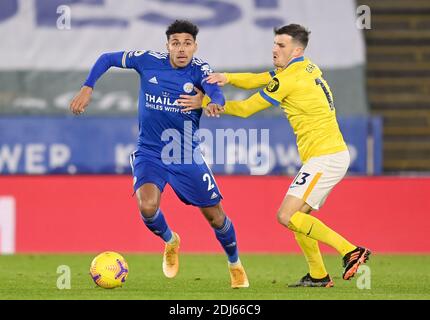 James Justin de Leicester City (à gauche) et Pascal Gross de Brighton et Hove Albion se battent pour le ballon lors du match de la Premier League au King Power Stadium de Leicester. Banque D'Images