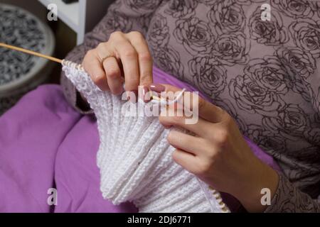 La femme frappe. Assis dans mon pyjama sous les couvertures. Gros plan. Banque D'Images