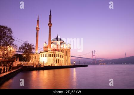 Buyuk Mecidiye Ortakoy Mosque in Istanbul, Turquie Ville Banque D'Images