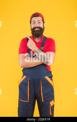 regardez comme ça. service de mécanicien mature. plombier qualifié. réparateur après avoir terminé le travail. barbu brutal homme en uniforme. travailleur de type en combinaison et casquette. ouvrier de construction ou ingénieur. Banque D'Images