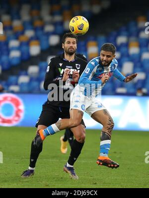 Naples, Italie. 13 décembre 2020. Antonio Candreva, le milieu de terrain italien de Sampdoria, lutte pour le ballon avec Lorenzo Insigne, l'attaquant italien de Naples, lors du match de football de la série A SSC Napoli vs UC Sampdoria. Naples a gagné 2-1. Crédit : Agence photo indépendante/Alamy Live News Banque D'Images