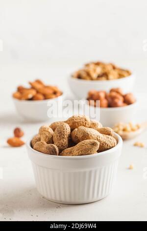 Arachides dans leurs coquilles. Assortiment de noix, amandes, noisettes, noix. Des collations saines. Copier l'espace. Banque D'Images