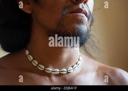 Gros plan sur le col mâle natif portant un choker blanc naturel collier Banque D'Images