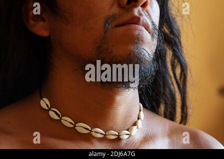 Gros plan sur le col mâle natif portant un choker blanc naturel collier Banque D'Images