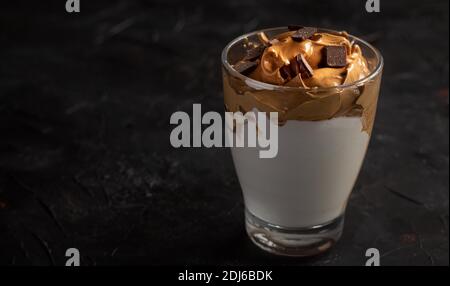 une tasse de café crémeux avec des grains de chocolat Banque D'Images