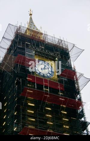 Échafaudage autour de la tour de l'horloge de Big Ben, également connue sous le nom de tour Elizabeth, abritant la Grande cloche du Palais de Westminster. Plan de conservation. Banque D'Images