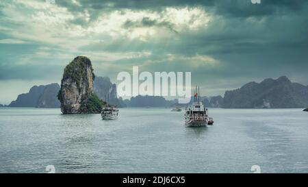 Ha long Bay, Vietnam - décembre 2015 : bateau touristique naviguant dans la baie d'Ha long au golfe de Tonkin, en mer de Chine méridionale. La baie de Halong est populaire Banque D'Images