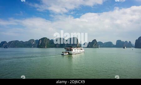 Ha long Bay, Vietnam - décembre 2015 : bateau touristique naviguant dans la baie d'Ha long au golfe de Tonkin, en mer de Chine méridionale. La baie de Halong est populaire Banque D'Images