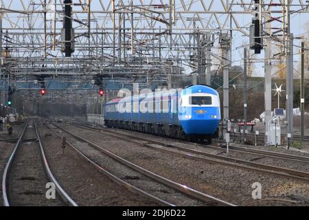 Locomotive Services Limited Midland le passager inaugural Pullman s'approche de Lichfield à son retour à Londres St. Pancras le 12 décembre 2020 Banque D'Images