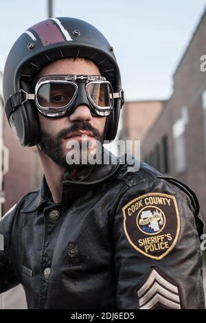 Gros plan du motard dans un casque et des gadgets sur fond urbain. Chicago, Illinois, États-Unis Banque D'Images