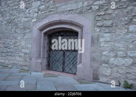 Fenêtre sous-sol barrée de la vieille mairie médiévale. Göttingen Allemand. Banque D'Images