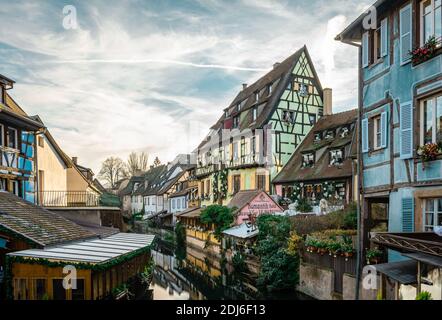 Colmar, France - décembre 25 2017 : décoration de Noël dans les canaux de la petite Venise. Paysage alsacien au crépuscule. Banque D'Images