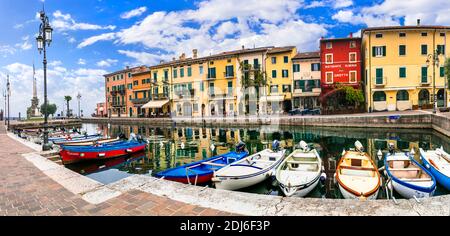 Village pittoresque de Lazise avec des maisons colorées, lac Lago di Garda. Vénétie. nov. 2020 Italie Banque D'Images