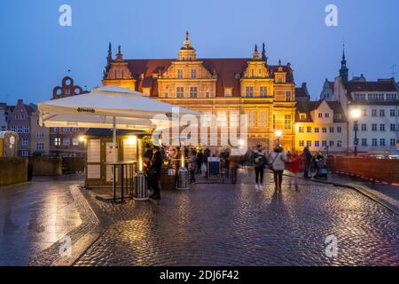 Gdansk, Pologne - 12 décembre 2020 : pont vert au-dessus de la rivière Motlawa et bâtiment de la porte verte dans le centre historique de Gdansk la nuit Banque D'Images