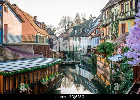 Colmar, France - décembre 25 2017 : décoration de Noël dans les canaux de la petite Venise. Paysage alsacien au crépuscule. Banque D'Images