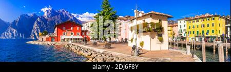 Magnifique lac Lago di Grada. Vue panoramique sur le village de Torbole avec des maisons colorées. Italie Banque D'Images