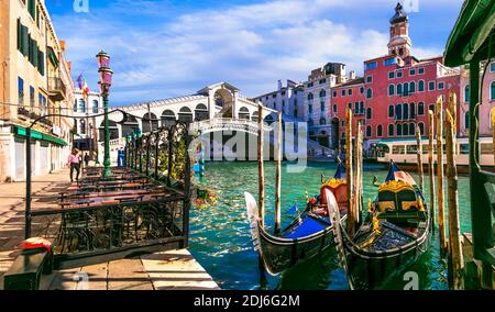 Magnifique ville de Venise. Grand canal et pont du Rialto. Italie. Nov.2020 Banque D'Images
