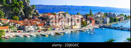 Croatie voyage et de beaux endroits . Omis - ville de Coatsal en Dalmatie. Destination touristique populaire en Dalmatie. Célèbre pour le rafting, le canyoning et le trekk Banque D'Images