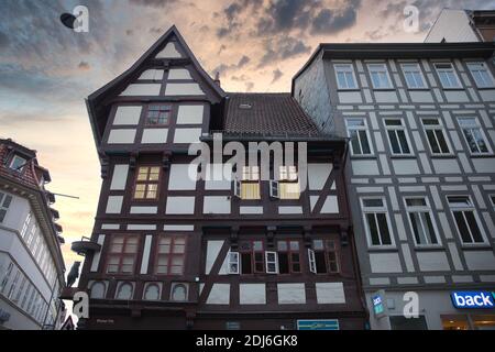 Göttingen Allemagne. Automne 2020. Architecture historique de la vieille ville avec des nuages pittoresques. Vue à angle bas. Banque D'Images