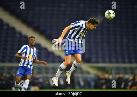 13 décembre 2020; Estadio do Dragao, Porto, Portugal; Taça de Portugal football, FC Porto versus Tondela; Diogo Leite du FC Porto avec un en-tête de compensation Banque D'Images