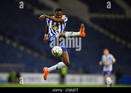 13 décembre 2020; Estadio do Dragao, Porto, Portugal; Taça de Portugal football, FC Porto versus Tondela; Chancel Mbemba du FC Porto se déchèle Banque D'Images