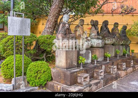 tokyo, japon - novembre 10 2020: Six statues Jizo bodhisattva assis enregistrées comme propriété culturelle et symbole de la piété filiale pour protéger les enfants i Banque D'Images