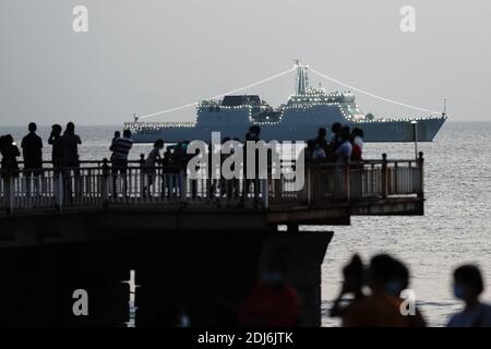 Colombo, Sri Lanka. 13 décembre 2020. Les gens regardent des navires de la marine sri-lankaise à Galle face Green à Colombo, capitale du Sri Lanka, le 13 décembre 2020. Une visite publique des navires a été organisée pour célébrer le 70e anniversaire de la marine du Sri Lanka à Galle face Green du 9 au 13 décembre. Credit: Tang lu/Xinhua/Alay Live News Banque D'Images