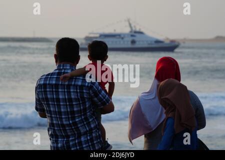 Colombo, Sri Lanka. 13 décembre 2020. Les gens regardent des navires de la marine sri-lankaise à Galle face Green à Colombo, capitale du Sri Lanka, le 13 décembre 2020. Une visite publique des navires a été organisée pour célébrer le 70e anniversaire de la marine du Sri Lanka à Galle face Green du 9 au 13 décembre. Credit: Tang lu/Xinhua/Alay Live News Banque D'Images