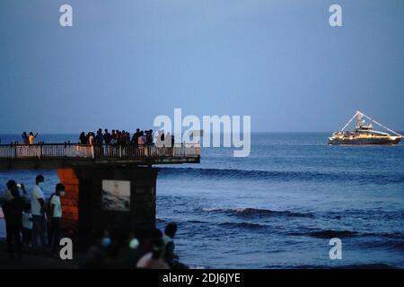 Colombo, Sri Lanka. 13 décembre 2020. Les gens regardent des navires de la marine sri-lankaise à Galle face Green à Colombo, capitale du Sri Lanka, le 13 décembre 2020. Une visite publique des navires a été organisée pour célébrer le 70e anniversaire de la marine du Sri Lanka à Galle face Green du 9 au 13 décembre. Credit: Tang lu/Xinhua/Alay Live News Banque D'Images