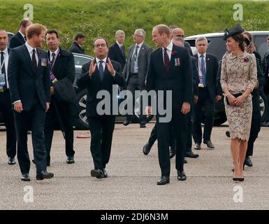 Le président français François Hollande, au centre à gauche, prend des gestes en saluant le prince britannique William, au centre à droite, sa femme Kate, la duchesse de Cambridge, et le prince Harry à leur arrivée à Thiepval, dans le nord de la France, pour assister aux commémorations du centenaire de la somme, vendredi 1er juillet 2016. Une semaine après le vote de la Grande-Bretagne pour quitter l'Union européenne, le Premier ministre David Cameron et les membres de la famille royale se rejoineront aux côtés du président français pour célébrer leur alliance historique au centenaire de la bataille la plus meurtrière de la guerre mondiale I.photo de François Mori/Pool/ABACAPRESS.COM Banque D'Images