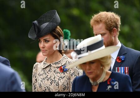 Kate, duchesse de Cambridge, et le prince Harry, participant à un événement commémoratif France-Royaume-Uni pour marquer le centenaire de la bataille de la somme de la première Guerre mondiale, au monument commémoratif Thiepval de la Commission des sépultures de guerre du Commonwealth, à Thiepval, dans le nord de la France, le 1er juillet 2016. Photo de Christian Liewig/ABACAPRESS.COM Banque D'Images