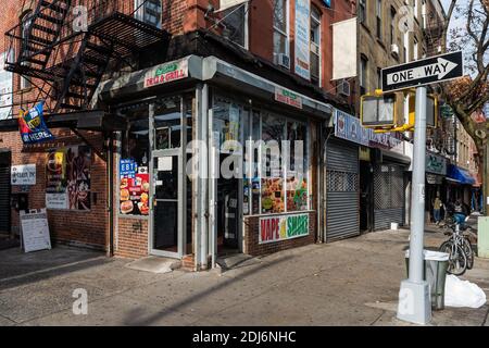 Une bodega dans le quartier Park Slope de Brooklyn, New York, le 13 décembre 2020. Les magasins du quartier ont connu une augmentation substantielle de la criminalité depuis que la COVID-19 a frappé la ville. (Photo de Gabriele Holtermann/Sipa USA) crédit: SIPA USA/Alay Live News Banque D'Images