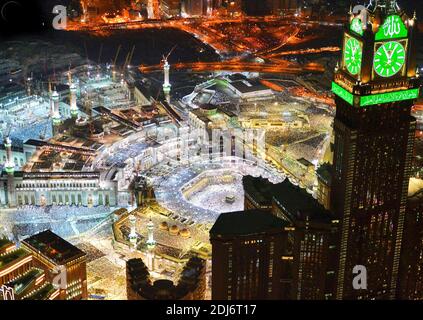 La Grande Mosquée et à l'intérieur de sa cour, le cube 'kaaba', et la Tour de l'horloge de la Mecque (à droite) en images rares et nocturnes, prises pendant les derniers jours du Ramadan, à la Mecque, en Arabie Saoudite, le 2 juillet 2016. Photo de Balkis Press/ABACAPRESS.COM Banque D'Images