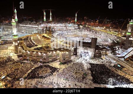 La Grande Mosquée et à l'intérieur de sa cour, le cube 'kaaba', en images rares et nocturnes, pris pendant les derniers jours du Ramadan, à la Mecque, en Arabie Saoudite, le 2 juillet 2016. Photo de Balkis Press/ABACAPRESS.COM Banque D'Images