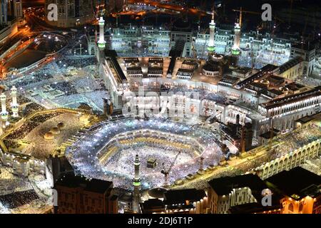 La Grande Mosquée et à l'intérieur de sa cour, le cube 'kaaba', en images rares et nocturnes, pris pendant les derniers jours du Ramadan, à la Mecque, en Arabie Saoudite, le 2 juillet 2016. Photo de Balkis Press/ABACAPRESS.COM Banque D'Images